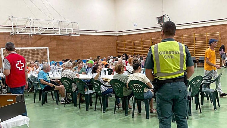 La evolución favorable del incendio permite a los vecinos de Sejas de Aliste volver a sus casas