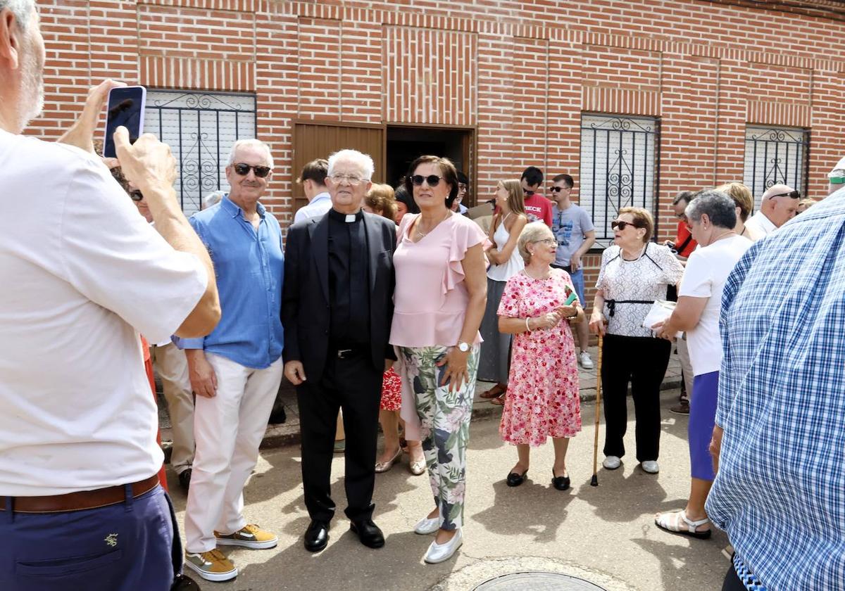 Una calle para el sacerdote que creó una parroquia virtual