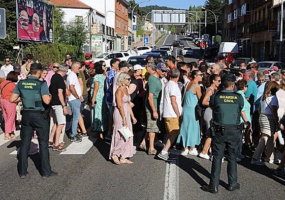 Protesta vecinal en la Travesía de San Rafael que provoca atascos de tráfico intermitentes