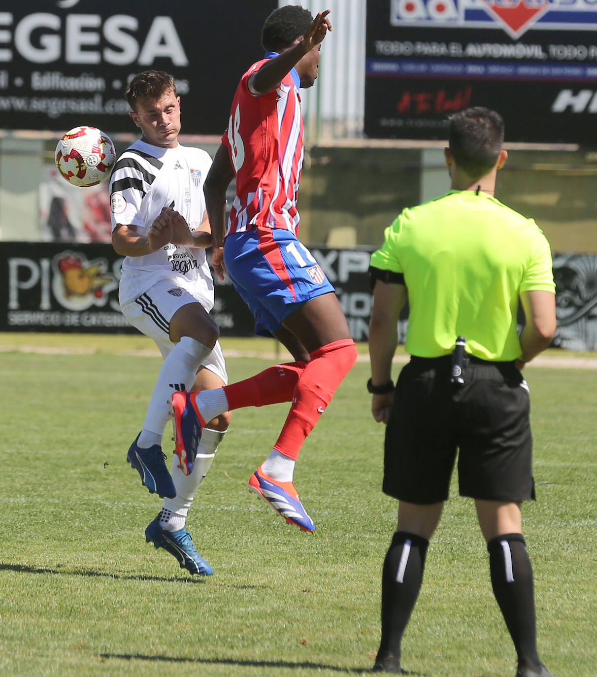 Fotos del partido entre la Segoviana y el Atlético de Madrid B