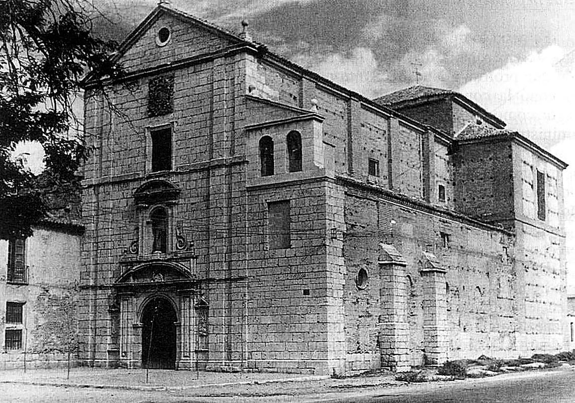 Imagen principal - 1. El convento de Nuestra Señora de la Victoria, en fechas anteriores a su demolición en 1965 (AMVa) 2. La iglesia de Nuestra Señora de la Victoria en la actualidad, con la fachada original recolocada (J. Misiego) 3. La plaza de San Bartolomé, con el cruce de las carreteras a León y Palencia, y al fondo la estación del ferrocarril económico, hacia 1969 (AMVa)