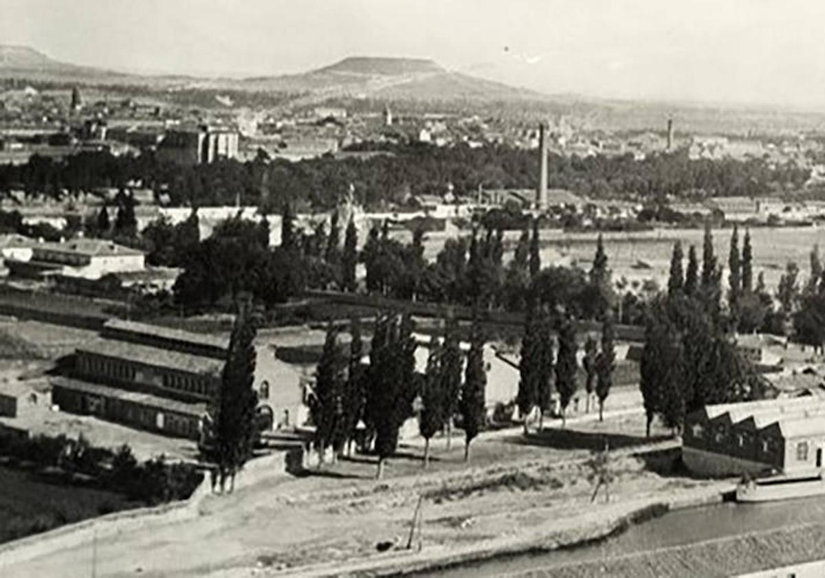 Imagen principal - Foto 1: Panorámica del canal y de las fábricas harineras ubicadas en sus inmediaciones. Foto 2: Carro arrastrado por mulas pasando al lado de la fábrica de harinas La Palentina, junto a la avenida de Gijón. Foto 3: Industria textil de Hemalosa, ubicada sobre la antigua fundición del canal y la fábrica de harinas La Palentina, en la avenida de Gijón.