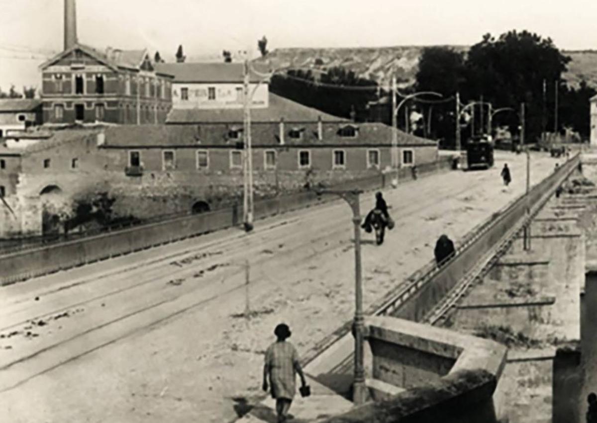 Imagen secundaria 1 - Foto 1: Restos de la estructura de la fábrica harinera que existió en el solar de la fundición y de la fábrica de Harinas La Palentina, durante la construcción de una residencia. Foto 2: Vista del Puente Mayor y al fondo la fábrica de harinas de La Flor del Pisuerga, demolida en los años 70 del siglo XX, y la estación de la plaza de San Bartolomé. Foto 3: Fachad de la fábrica de harinas La Perla, reconvertida en el hotel Marqués de la Ensenada, en la actualidad .