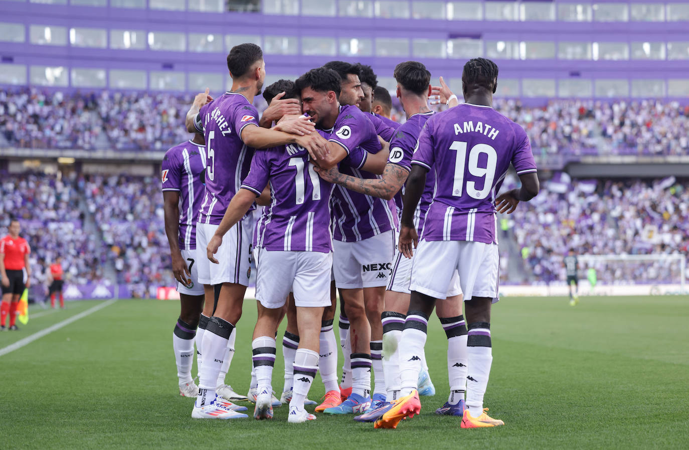 La victoria del Real Valladolid en su regreso a Primera, en imágenes