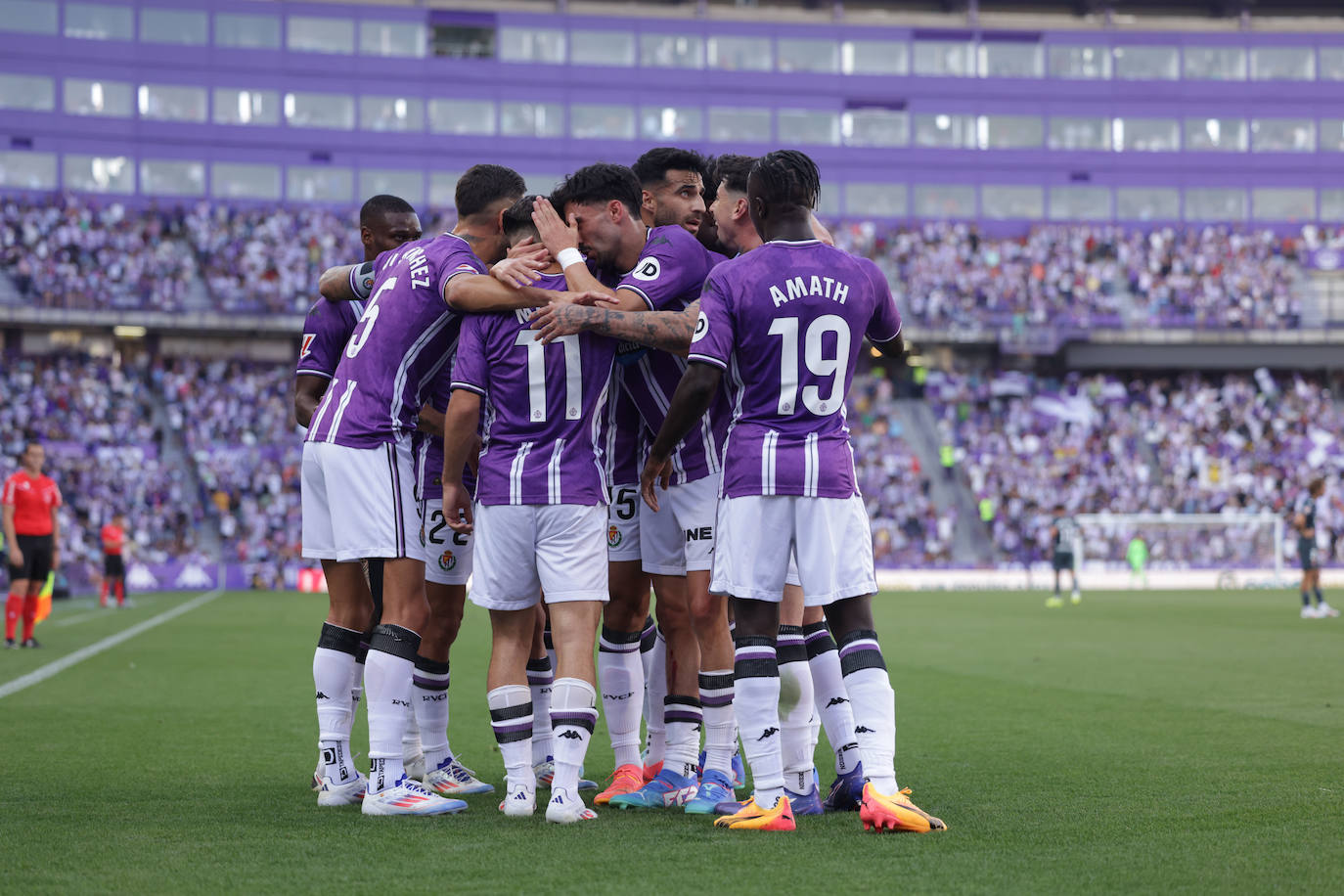 La victoria del Real Valladolid en su regreso a Primera, en imágenes