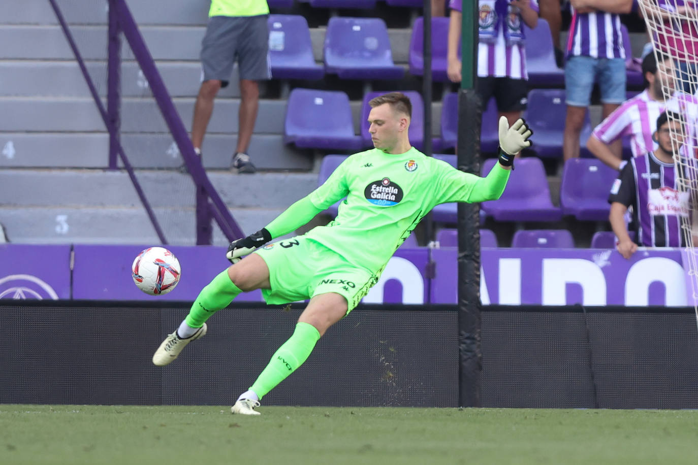 La victoria del Real Valladolid en su regreso a Primera, en imágenes