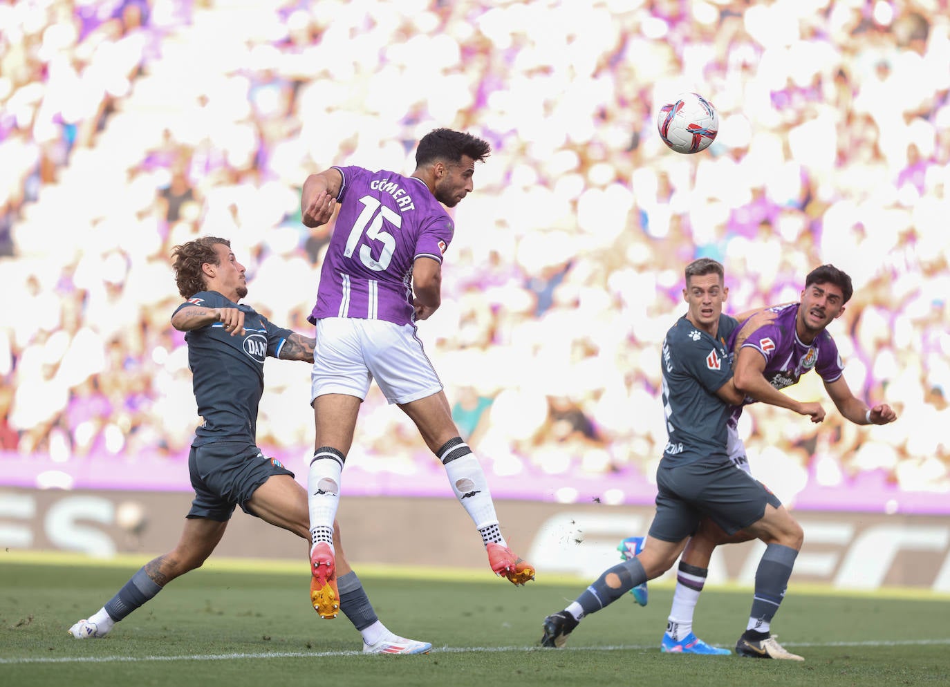 La victoria del Real Valladolid en su regreso a Primera, en imágenes