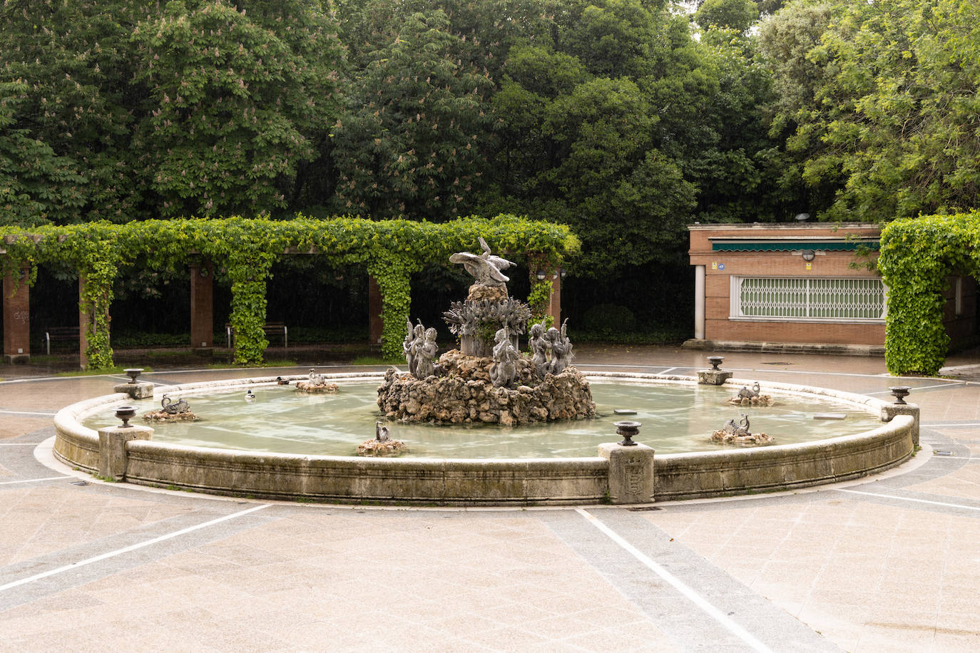 En la plazoleta de la pérgola se encuentra la fuente del Cisne, de 1887, durante cinco años esta fuente estuvo ubicada en la plaza Poniente