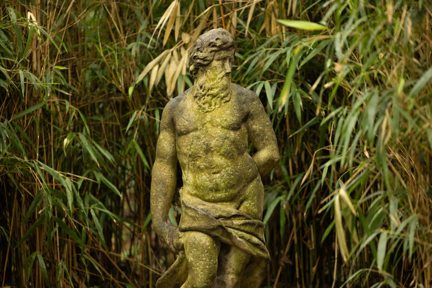 Neptuno adorna el Campo Grande desde 1932. Esta escultura anónima, de piedra y procedencia italiana, está fechada en 1835