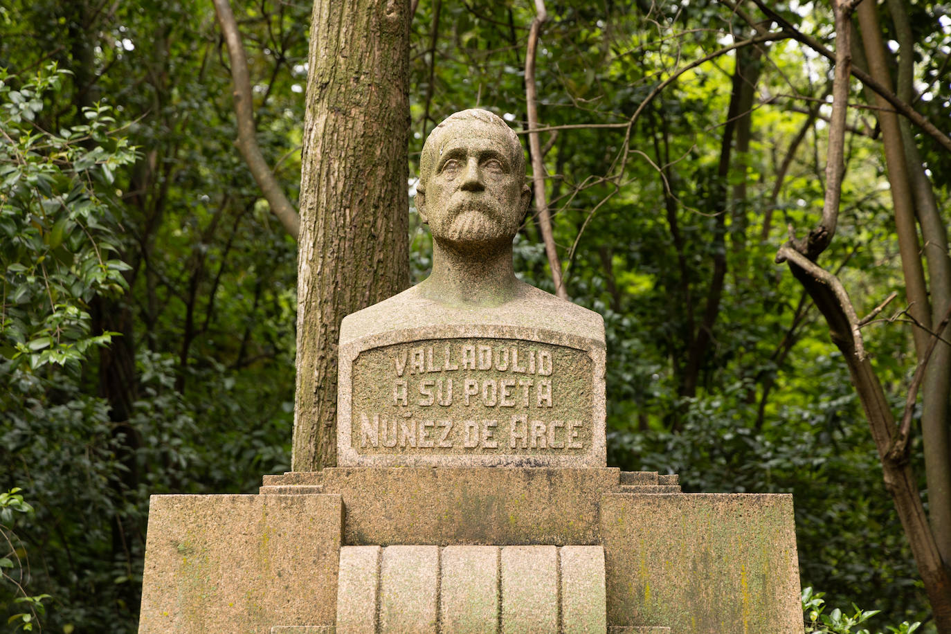 Su autor, Emiliano Barral, introdujo una mirada vanguardista a este encargo municipal que se inauguró el 20 de septiembre de 1932