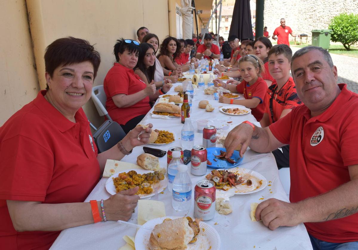 Los vecinos, en la comida popular.