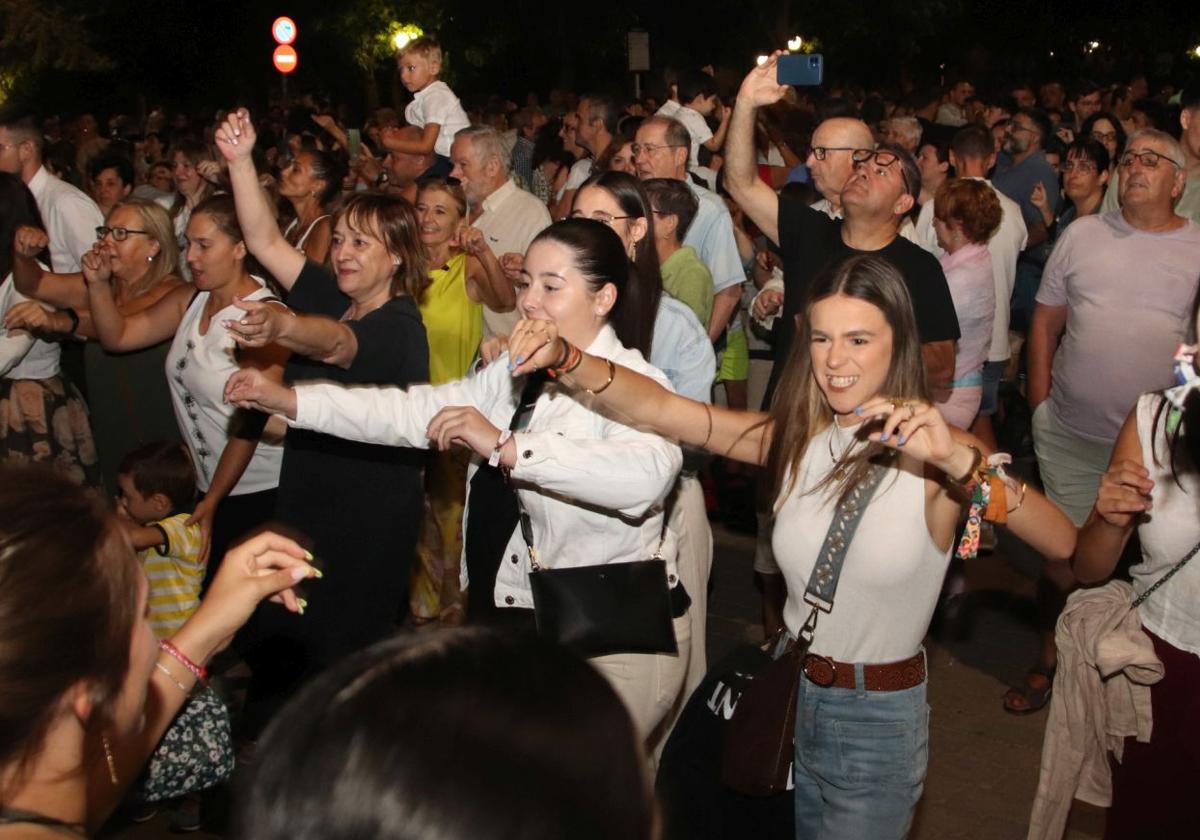 Multitud de vecinos de Cuéllar bailan y cantan el 'A por ellos'.