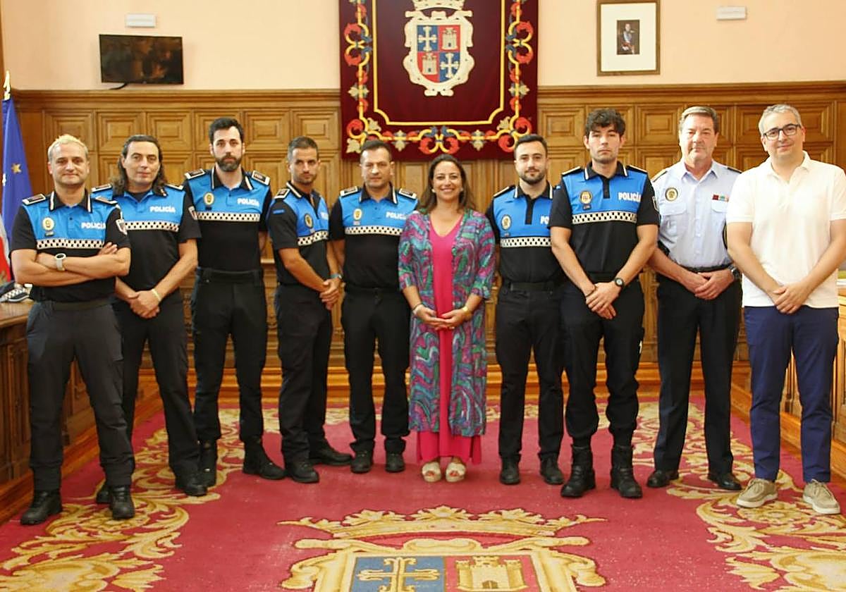 Los siete nuevos oficiales de la Policía Local, en el Ayuntamiento.