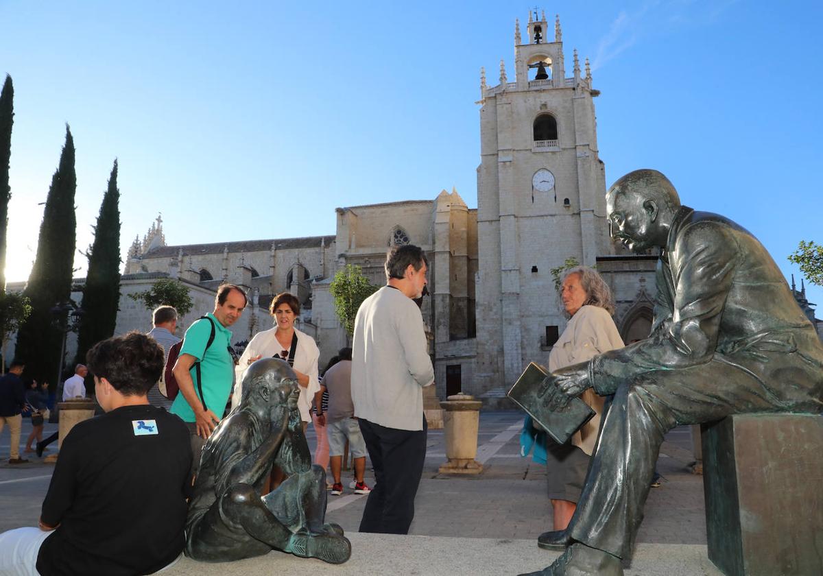 Un grupo de turistas, en el Monumento al Maestro, junto a la Catedral, la semana pasada.