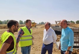 El alcalde de Villada, Manuel Gañán, a la derecha, con el delegado de la Junta, José Antonio Rubio, conversan con encargados de la obra de la depuradora en Villada.