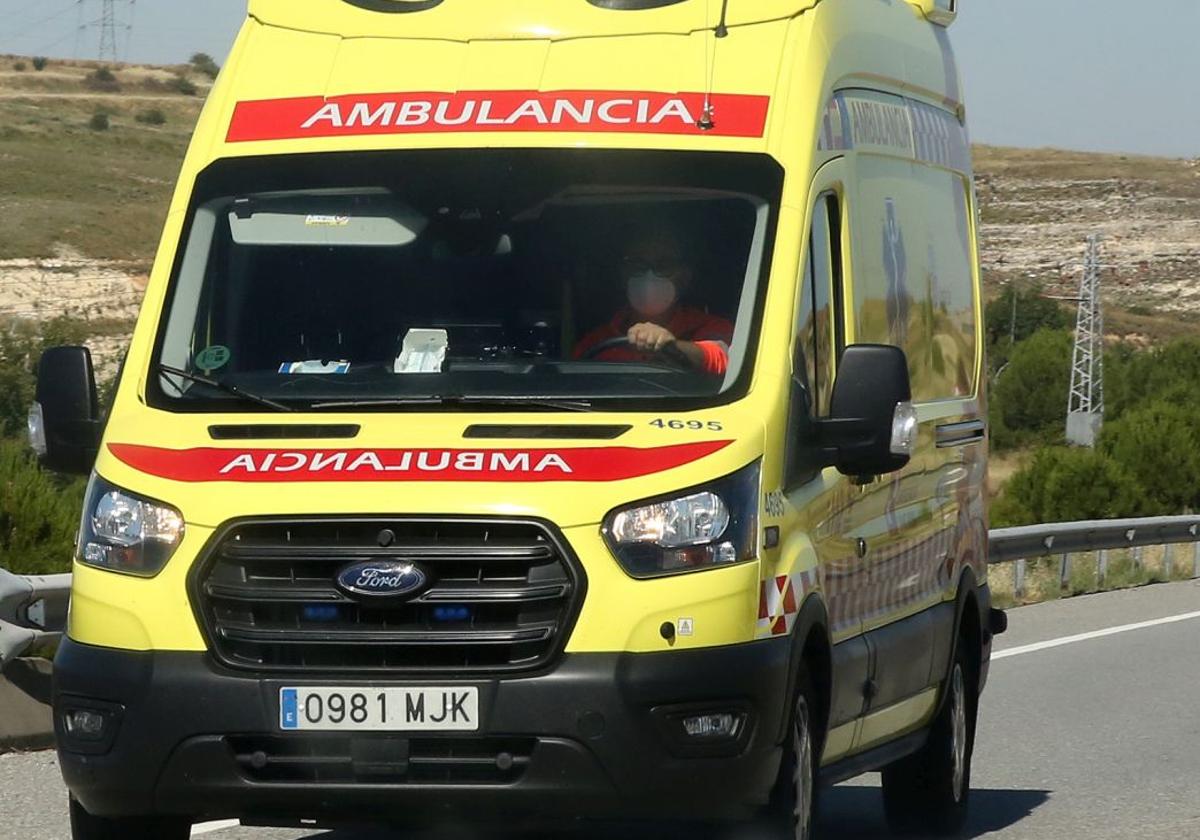 Ambulancia en una carretera de la provincia de Segovia.