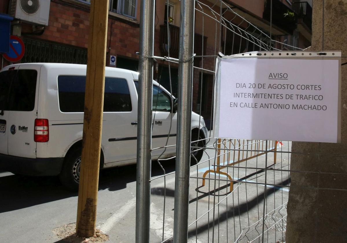 Un cartel advierte de los cortes en la calle Antonio Machado.