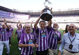 Pepe Moré levanta el trofeo en el centro del campo, escoltado por Pepín y Richard.