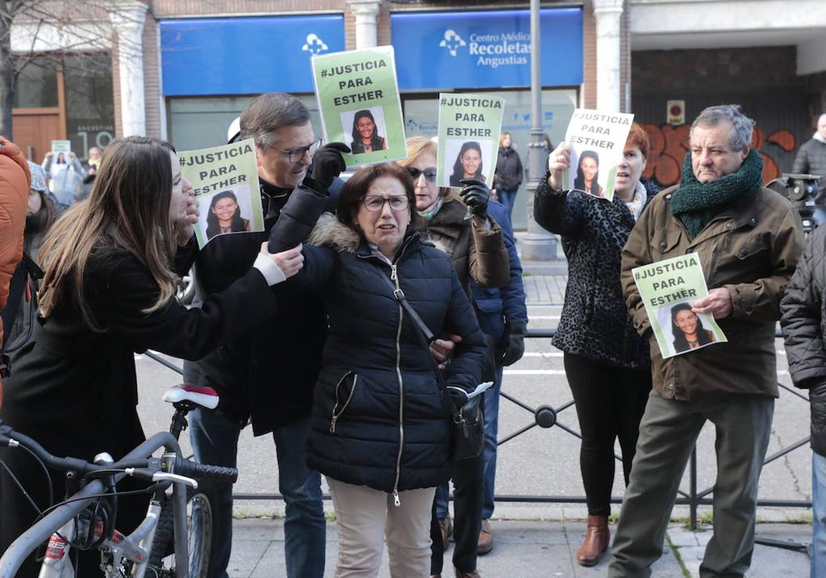 Familiares y amigos de Esther López piden justicia en los juzgados durante la última declaración de Óscar S., sospechoso de la muerte de la vecina de Traspinedo.