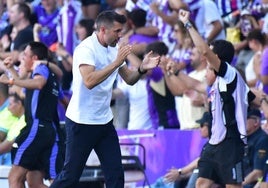 Pezzolano celebra el gol de Moro con su cuerpo técnico.