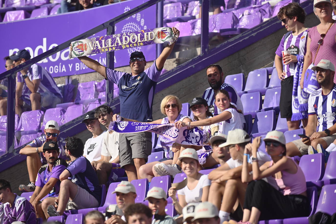 Búscate en la grada del estadio José Zorrilla (1/4)