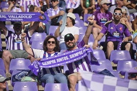 Aficionados del Real Valladolid antes del inicio del partido.