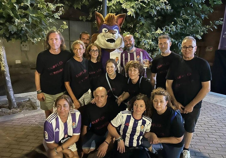 Zorrillo con un grupo de vecinos de Becilla de Valderaduey.