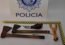 Hachas, objeto punzante y tirachinas intervenidos.