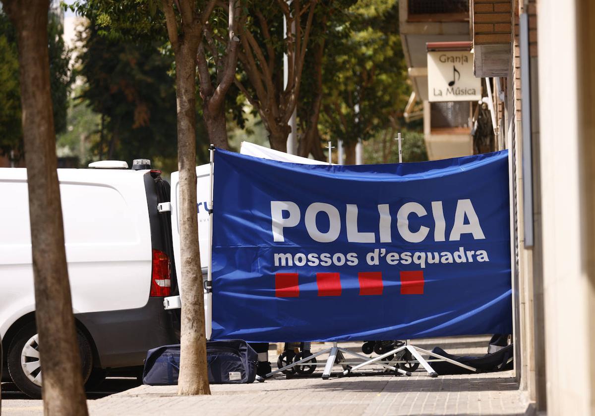 Efectivos de los Mossos realizan el levantamiento del cadáver en Rubí.