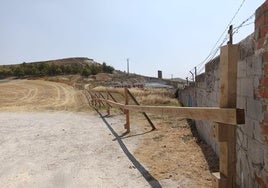 Acceso a la zona del Embudo desde la calle Camilo José Cela.