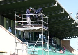 Cámaras de televisión preparadas para una retransmisión en La Albuera.