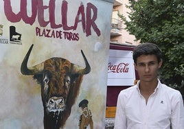 Manuel Diosleguarde, con el cartel de la Feria Taurina 2024.