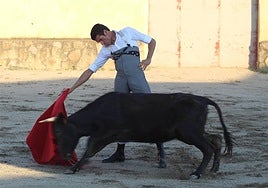 Emilio de Justo ejecuta un derechazo duante la tienta.