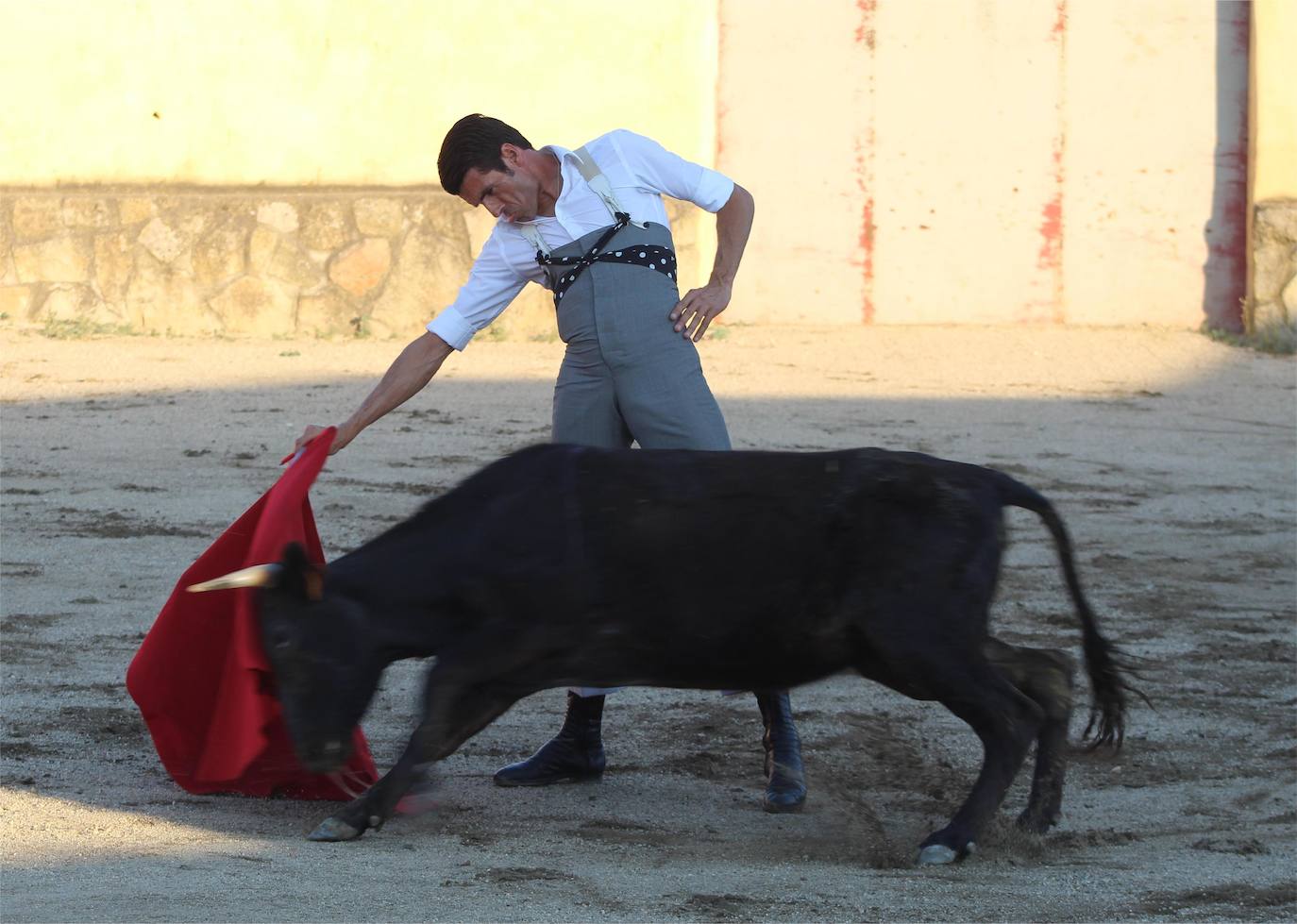 Emilio de Justo ejecuta un derechazo duante la tienta.