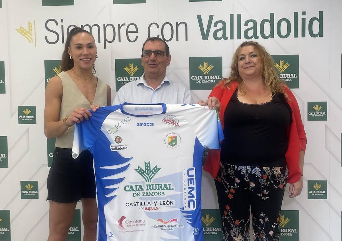 María O'Mullony, Narciso Prieto y Ana Belén Pastor posan con la camiseta del Aula.