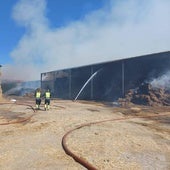 Arden toneladas de paja en el incendio de una planta de forrajes cerca de Tordesillas