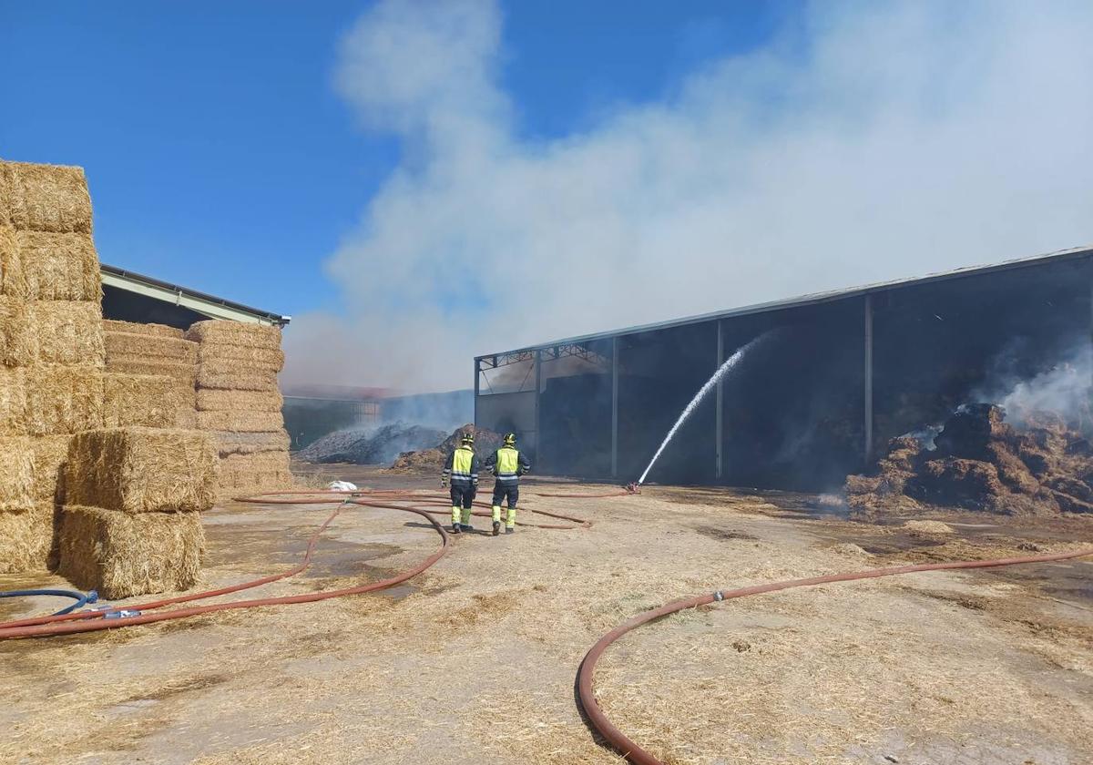 Los bomberos de la Diputación trabajan para apagar el fuego.