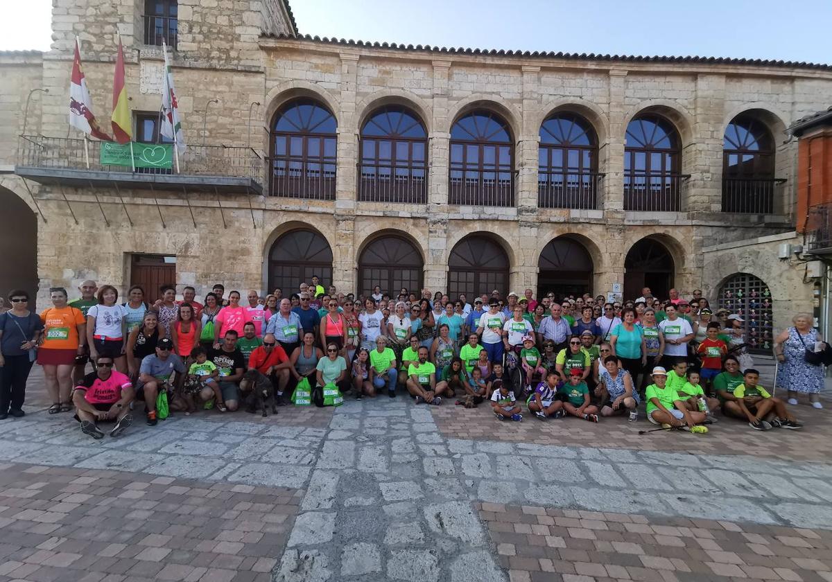 Participantes en la marcha antes de dar la salida