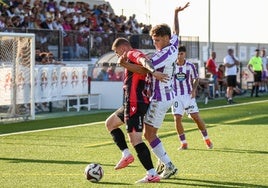 Dos jugadores de Laguna y Promesas disputan un balón.