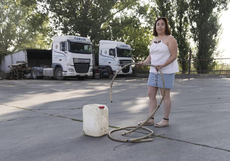 Laura Casorrán, de Cafaes, muestra los utensilios empleados en el último intento de robo.