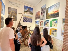 Visitantes en la sala del Museo de Turismo.