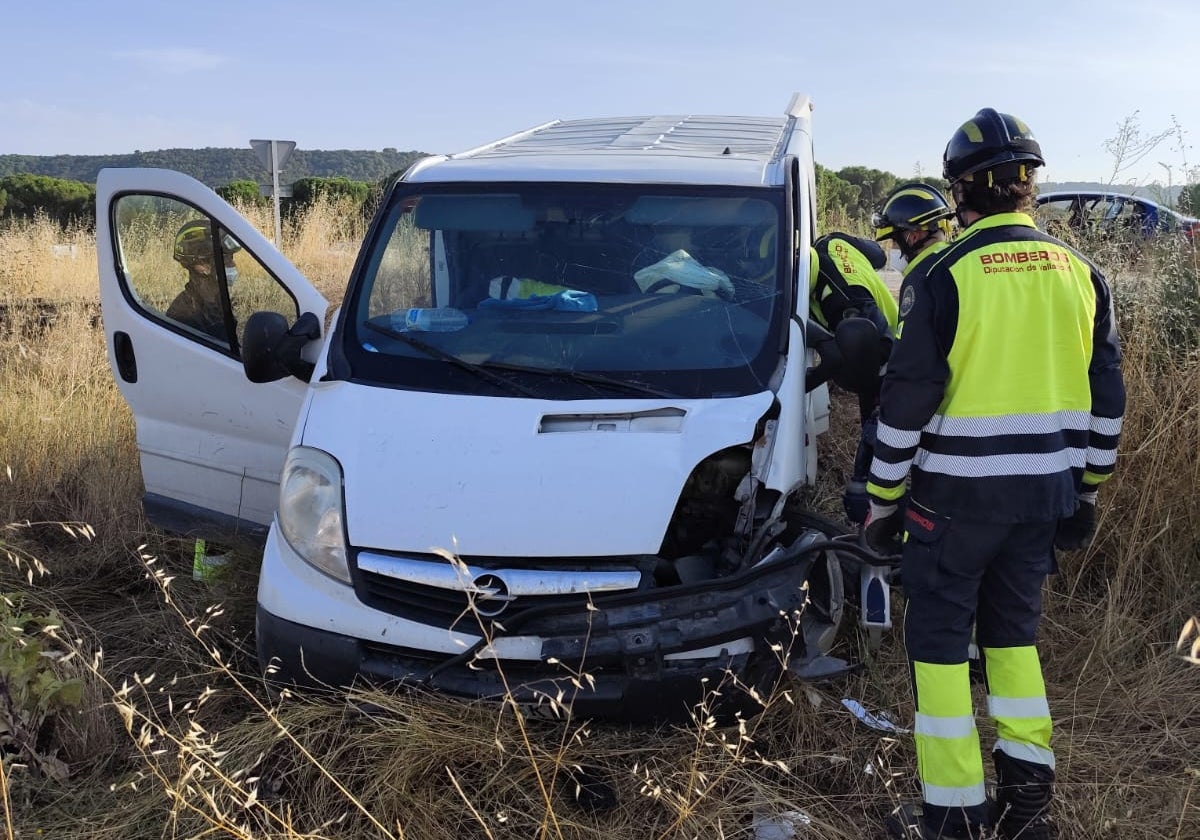 Furgoneta accidentada. Tras ella, el turismo con el que sufrió la colisión.