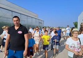 Participantes en la marcha, junto a los invernaderos de Palenzuela.