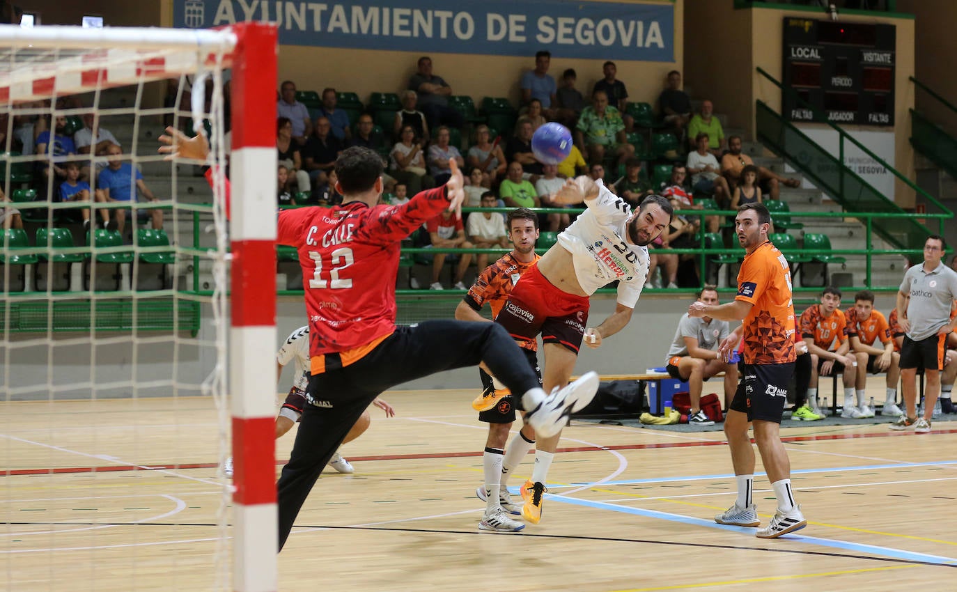 Fotos del partido entre el Nava y el Torrelavega en Segovia