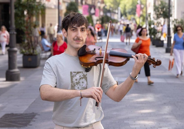 El músico vallisoletano Diego Moyano toca su violín en la calle Santiago