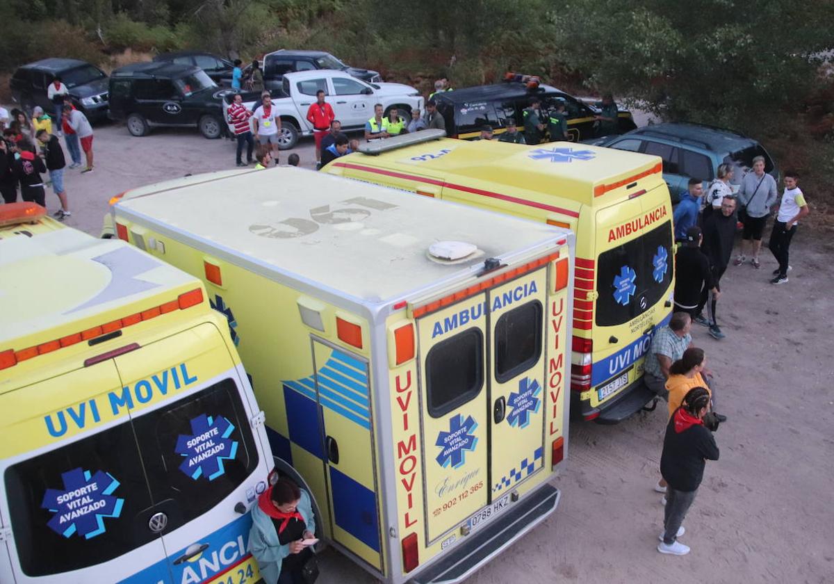 Ambulancias situadas en las puertas de los corrales del Cega.