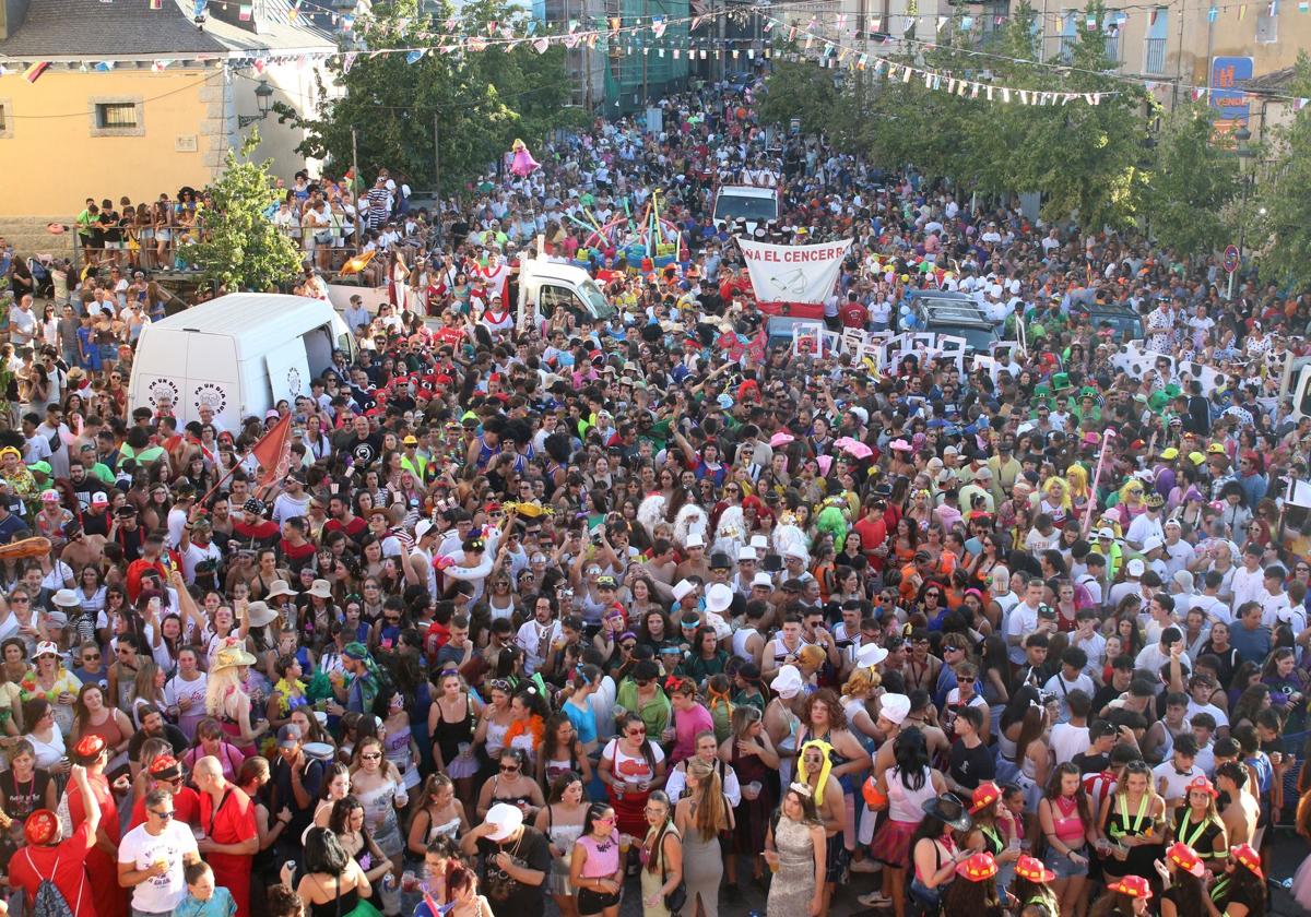 Peñistas y público, en el pregón de las fiestas de La Granja de 2023.