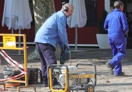 Trabajadores municipales arreglando los adoquines de la Plaza Mayor de Palencia este lunes.