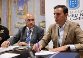 Jacinto Canales y Guzmán Gómez en la junta de seguridad de las fiestas de Medina del Campo