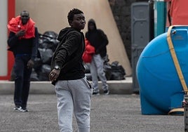 Un migrante tras su llegada al puerto de La Restinga, a 20 de agosto de 2024, en El Hierro, Canarias (España). En el cayuco viajaban 73 personas, todas hombres y de ellos cuatro menores que viajaban solos.